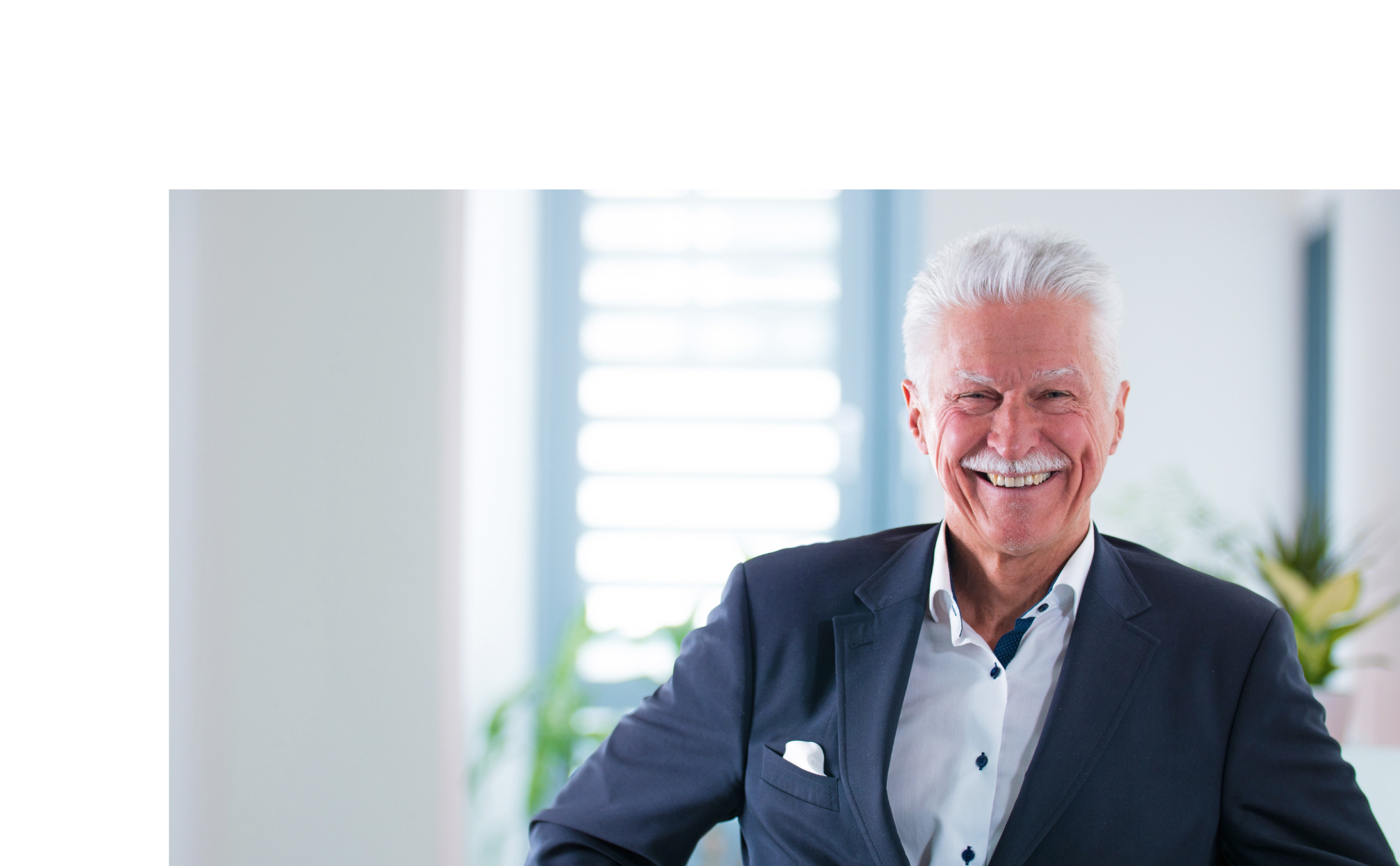 Dr. Norbert Lischka – ärztlicher Fastenexperte mit über 35 Jahren Erfahrung, freundlich lächelnd in professioneller Umgebung